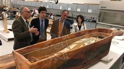 المدير التنفيذي لمتحف اللوفر يزور معامل مركز ترميم المتحف الكبير