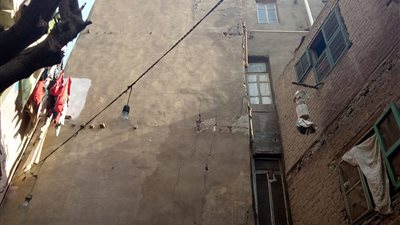 تصدع منزل مجاور للعقارات المنهارة في روض الفرج (صور)