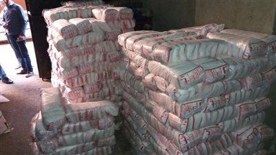 ضبط 26 طن سكر مجهول المصدر داخل مصنع في مدينة نصر (صور)