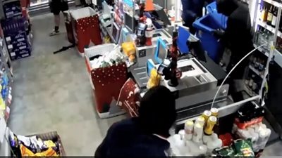 4 ملثمين ينفذون سطوا مسلحا على متجر من أجل السجائر (فيديو)