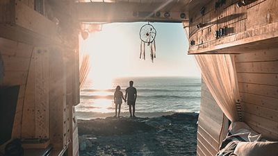 «مغامرة على الطريق».. زوجان يحولان شاحنة صغيرة لمنزل متنقل بأقل التكاليف (صور)