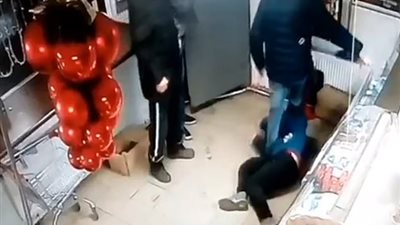 لحظة مقتل رجل تأخر في التحدث مع عاملة «الكاشير» (فيديو وصور)