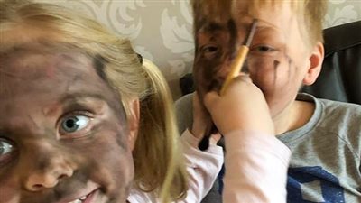 «أشقياء الكريسماس».. هذا ما فعله أطفال غفل عنهم آباؤهم لثوان (صور)