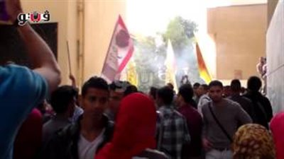 بالفيديو.. طلاب الإخوان بجامعة حلوان يطلقون الألعاب النارية
