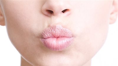 مقشرات السكر بالعسل تجعل الشفاة وردية في الشتاء