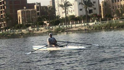 رحلة من أسوان لدمياط.. وزير الرياضة يتواصل مع بطل التجديف حاتم قنديل