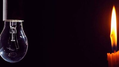 شاب عراقي مغامر يحتج على انقطاع الكهرباء بطريقة مروعة | فيديو