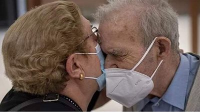 مريض بألزهايمر يقع في حب زوجته مرتين ويتقدم لخطبتها