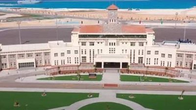 رئيس الوزراء والضيوف العرب والأجانب يصلون إلى قاعدة ٣ يوليو البحرية