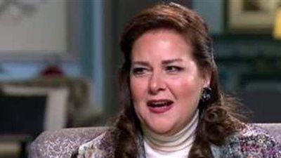 لجنة مكافحة كورونا: دلال عبد العزيز بدأت تتماثل للشفاء لكنها بحاجة للأكسجين