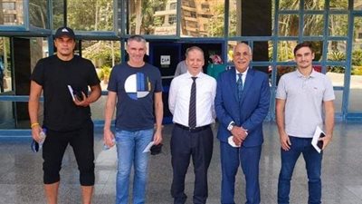 كارتيرون ومساعدوه يحصلون على الجرعة الأولى من لقاح كورونا