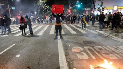 عشرات الآلاف يتظاهرون ضد الرئيس البرازيلي