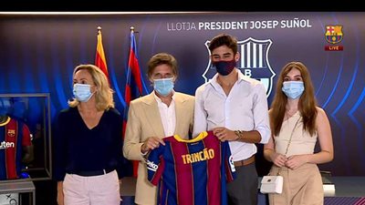 رسميا.. برشلونة يعلن انتقال لاعبه إلى ولفرهامبتون