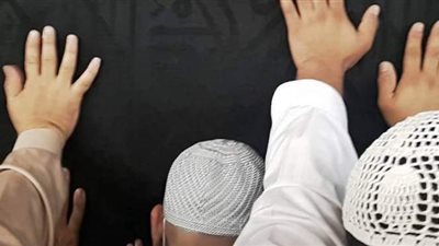ما حكم التعلق بأستار الكعبة والالتصاق بها؟.. دار الإفتاء تجيب