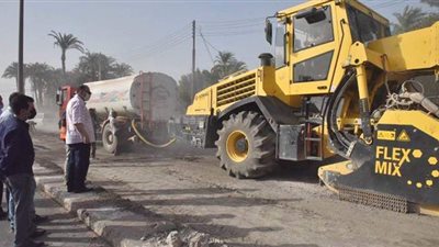 رصف الطريق الدائري بحي غرب أسيوط | فيديو
