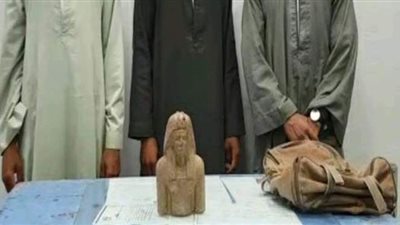 الصدفة تقود الأمن لضبط 3 أشخاص بحوزتهم تمثال أثري بإيتاي البارود