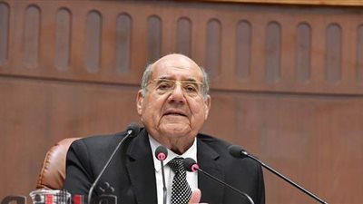 رئيس الشيوخ يطالب الأعضاء بعدم الحركة في القاعة: تخل بالتركيز