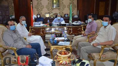 محافظ المنيا يناقش معدلات تنفيذ أعمال المشروعات بقرى حياة كريمة