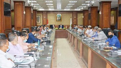 محافظ سوهاج يناقش مشروعات حياة كريمة لتطوير الريف