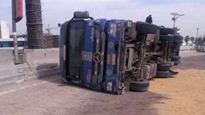 إصابة 3 شباب في انقلاب سيارة بطريق 