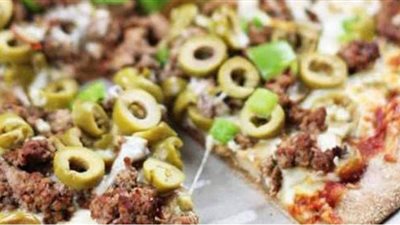 هشة وقطنية.. طريقة عمل البيتزا باللحمة المفرومة