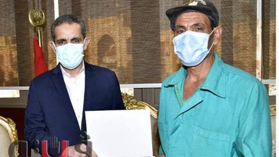 محافظ الغربية يكرم عامل نظافة بطنطا لتفانيه في العمل