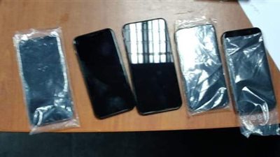 ضبط عاملين بمطار القاهرة حاولا تهريب 20 هاتف آيفون