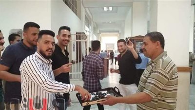 سيلفي وشيكولاته في آخر أيام الامتحانات بـ«تجارة بني سويف» | صور