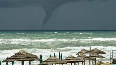 لحظة بداية دوامة كبيرة فوق البحر| فيديو