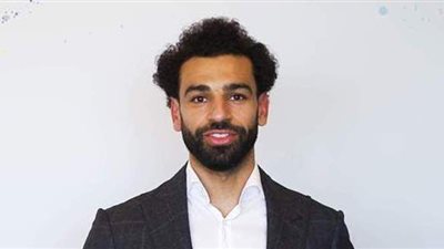 يرفع علامة النصر.. محمد صلاح يظهر في صورة جديدة على 