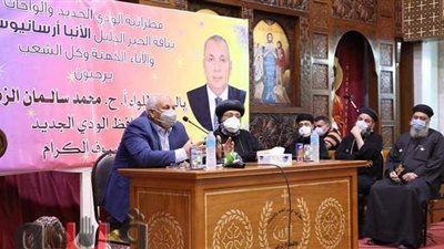 محافظ الوادي الجديد يلتقي المواطنين بمطرانية الخارجة