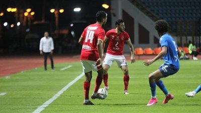 الأهلي يكتسح سموحة برباعية في مباراة مثيرة
