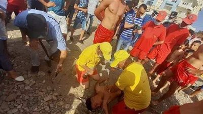 أياد فرنسية بتلعب.. حالات إغماء مفاجئ لمئات الأشخاص بشاطئ تنس في الجزائر | صور