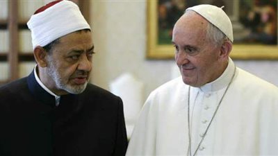 بالعربية والإنجليزية.. شيخ الأزهر يوجه رسالة لبابا الفاتيكان بعد إجرائه عملية جراحية