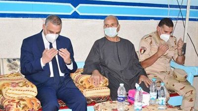 محافظ سوهاج يؤدي واجب العزاء لأسرة الشهيد محمد حسني بجرجا