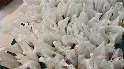 الإنسانية وحدها تكفى.. سيدات المنوفية يوزعن مياها وساندوتشات على عمال النظافة