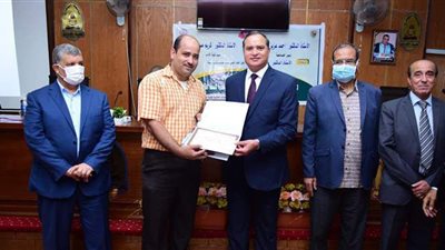 رئيس جامعة سوهاج يكرم رواد كلية الآداب | صور