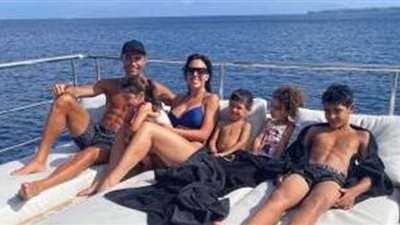 رونالدو يتجاهل تحديد مستقبله مع يوفنتوس ويقضي رحلة بحرية