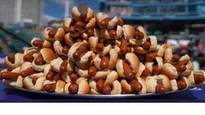 أمريكي يلتهم 76 شطيرة «هوت دوج» في 10 دقائق | صور