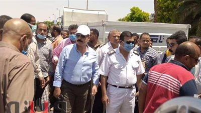 محافظ أسوان يتابع نقل المصابين في حادث تصادم سيارة نقل بميكروباص | صور