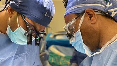 التأمين الصحي الشامل: نجاح أول جراحة قلب عالية الدقة لإصلاح الصمام الأورطي