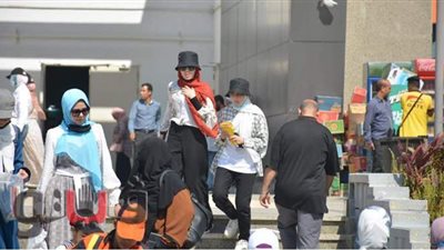 بالكمامة والكاب.. زوار معرض الكتاب يواجهون الحر وكورونا | صور