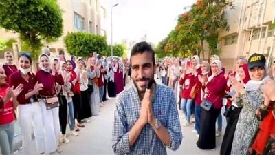 لمسة وفاء.. طلاب صيدلة الزقازيق يفاجئون زميلهم بممر شرفي | فيديووصور