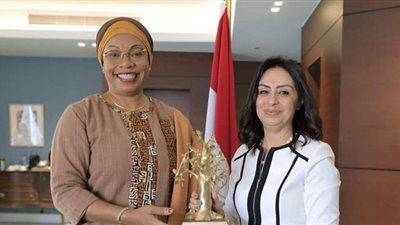 وزيرة بوركينا فاسو للمرأة تهدي مايا مرسي مجسما لأكبر شجرة