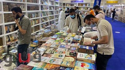 تزايد الإقبال على أجنحة الناشرين قبل انتهاء رابع أيام معرض الكتاب | صور