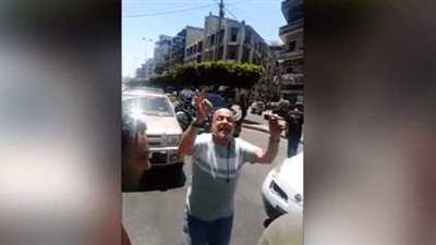 صراخه يدمي القلوب.. قصة أب لبناني ​لا يستطيع الحصول على دواء لابنته الصغيرة | فيديو