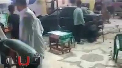 سيارة تقتحم مقهى بالإسماعيلية وتصيب عددا من مشاهدي مباراة الإسماعيلي والاتحاد | صور