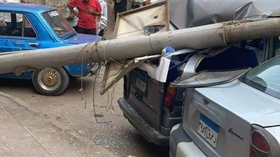 تهشم سيارتين بمصر الجديدة إثر سقوط عمود إنارة | صور