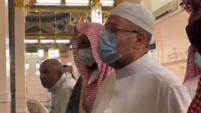 مرددا أبياتا لحسان بن ثابت.. وزير الأوقاف ينشر فيديو من أمام الروضة الشريفة | فيديو