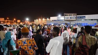 يتقدمهم حمدوك.. مئات السودانيين يشيعون الشاعر محمد طه القدال | صور